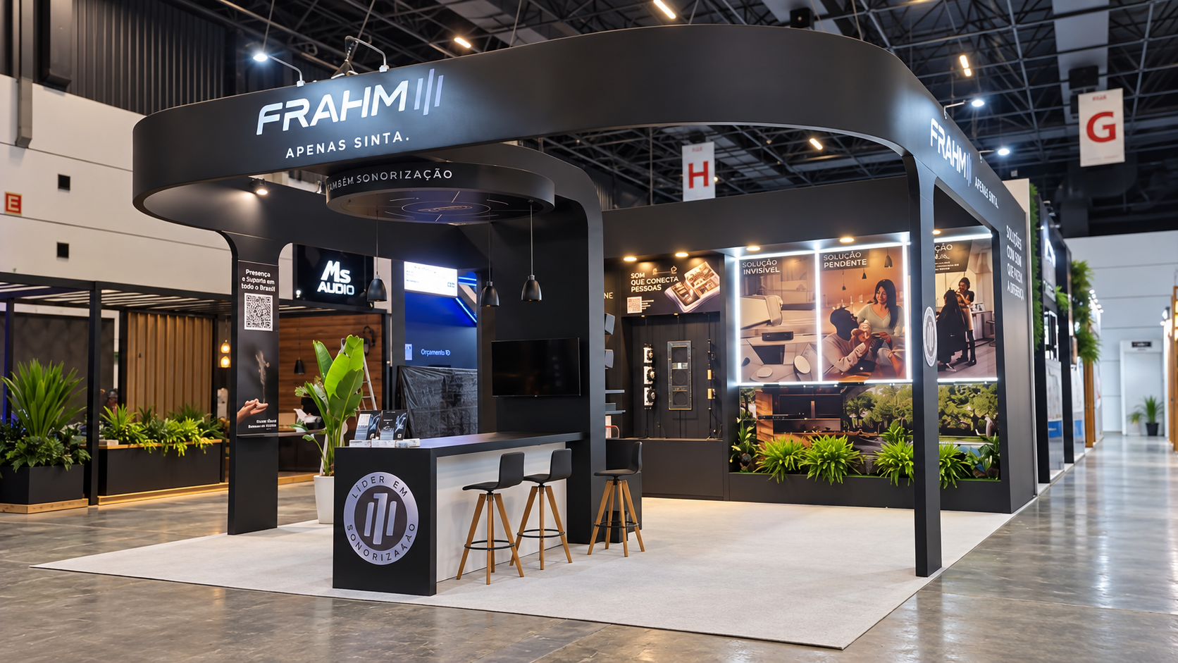 Stand construído da Frahm, com pórtico preto curvo, balcão de atendimento e painéis de produtos
