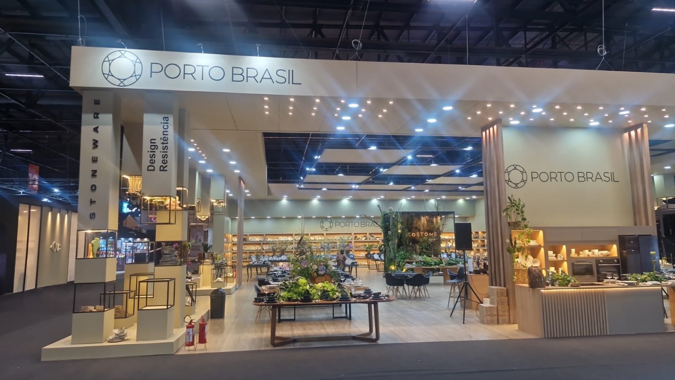 Stand da Porto Brasil na ABUP, com pórtico branco, iluminação embutida e áreas de exposição de produtos